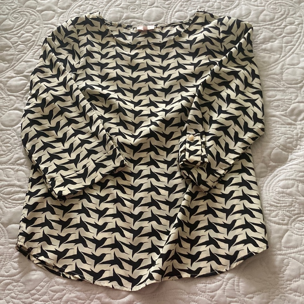 Crème/black bird pattern 3 quarter sleeve blouse. Smoke and pet free home